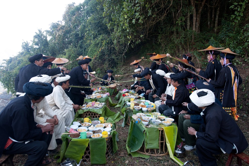6、年青人向寨神祈福。拍攝地點:元江縣因遠鎮浦貴村,拍攝者:王建福,聯系電話:13887773558_副本.jpg