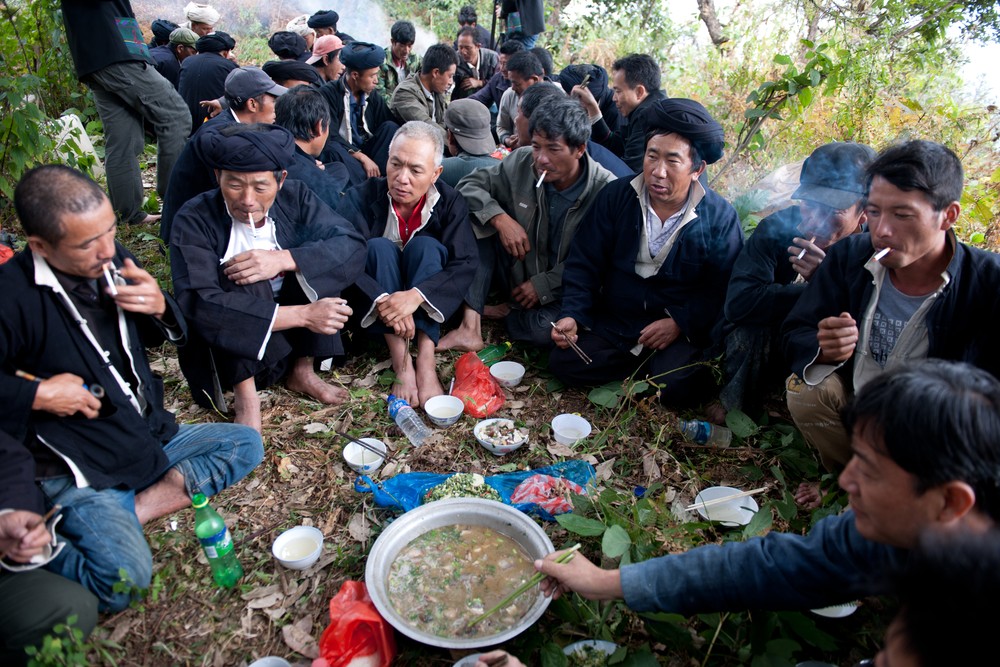 2、祭祀后用餐。拍攝地點:元江縣因遠鎮浦貴村,拍攝者:王建福,聯系電話:13887773558_副本.jpg