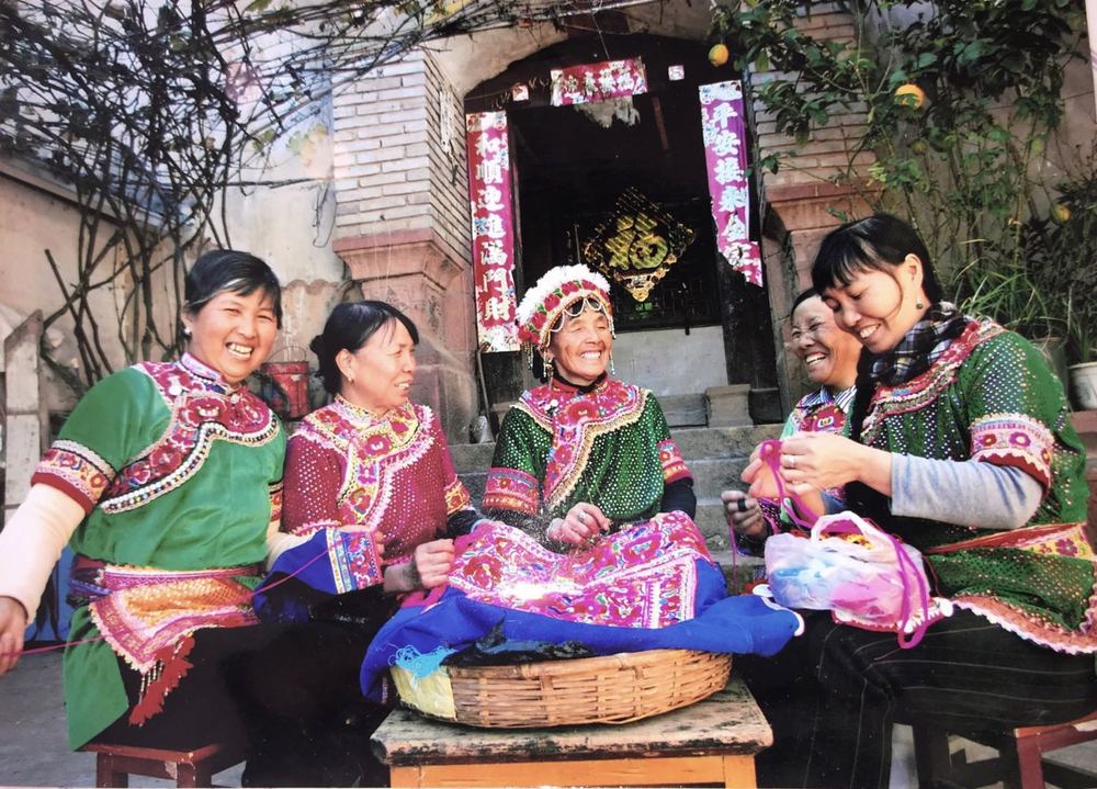 3.2013年與姐妹交流刺繡技藝 拍攝：施艷華18608779216.jpg