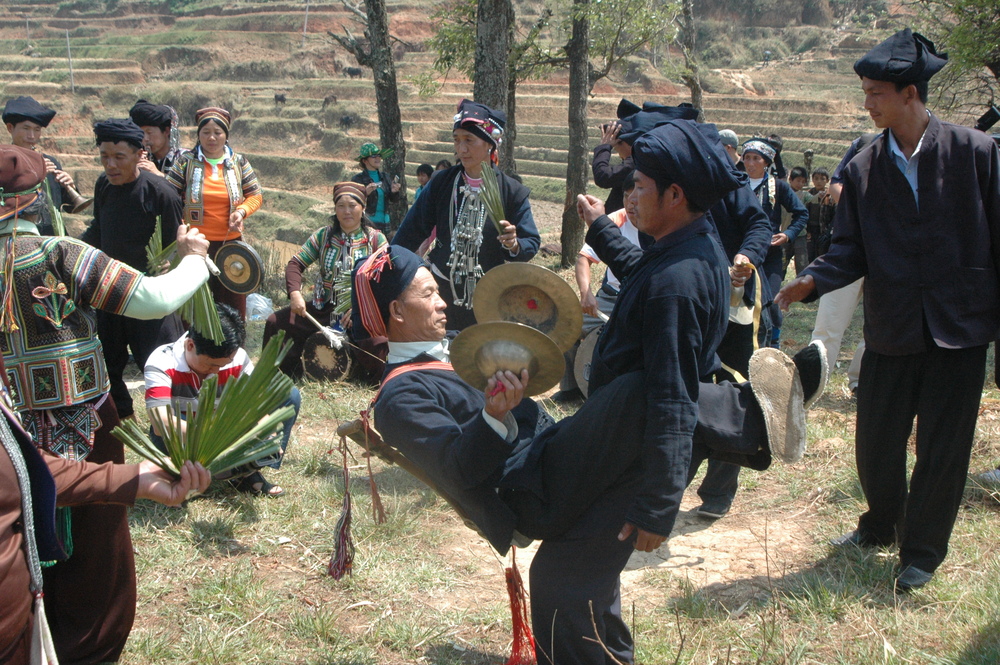 2.龍正福表演棕扇舞基本動作 “猴子摟腰”.JPG